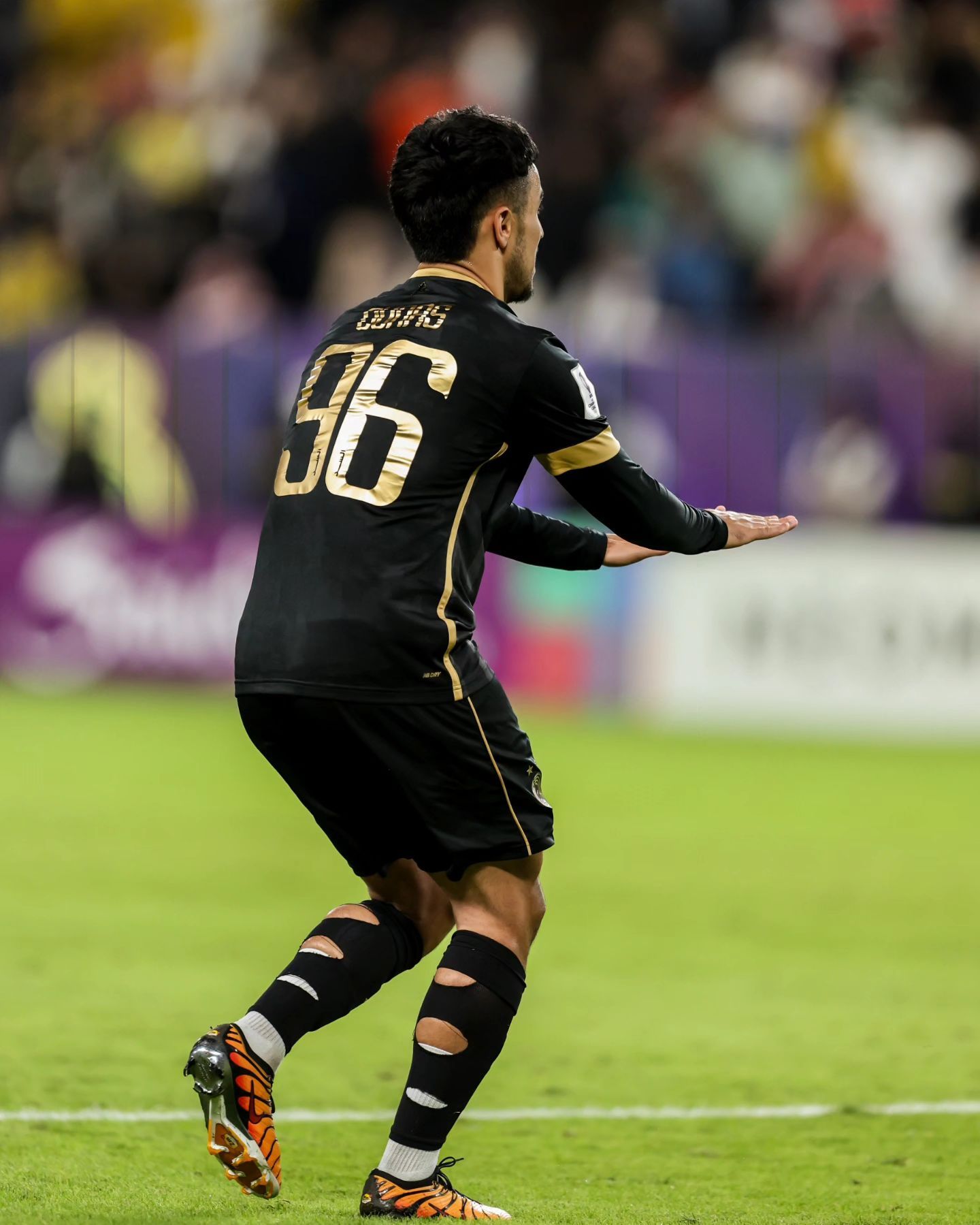 赛地聚焦——亚冠赛后热度飙升；巴黎圣日耳曼单刀错失；媒体盛赞；更衣室氛围转暖的简单介绍