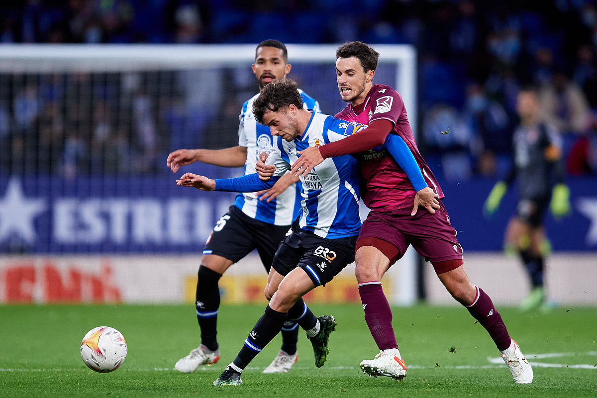 包含赛地聚焦：足总杯加时末段热度飙升，纽约尼克斯临场应变，压力陡增，资深球员宣示担当的词条-爱游戏平台